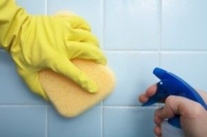 Limpiando azulejos con spray